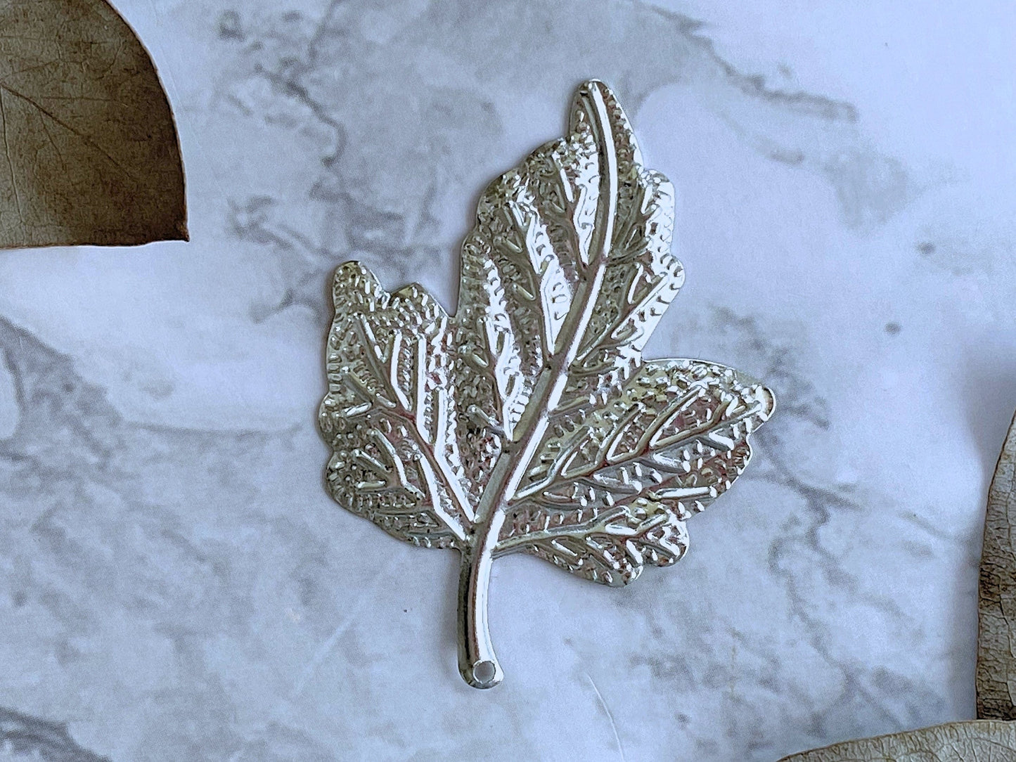 Filigree 4pcs Silver Currant Leaves Decorative Hangings Vialysa