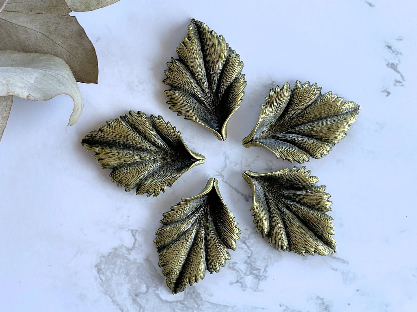 Filigree Metal Leaf Snip Art Embellishment for Crafting Vialysa